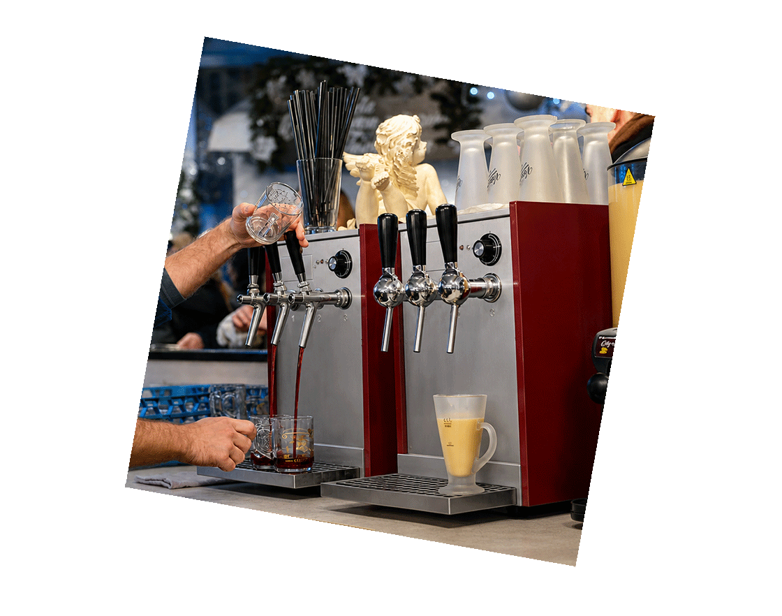 Frauen trinken Glühwein auf dem Weihnachtsmarkt
