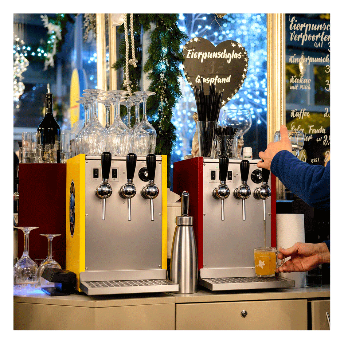 Glühwein zapfen auf dem Weihnachtsmarkt